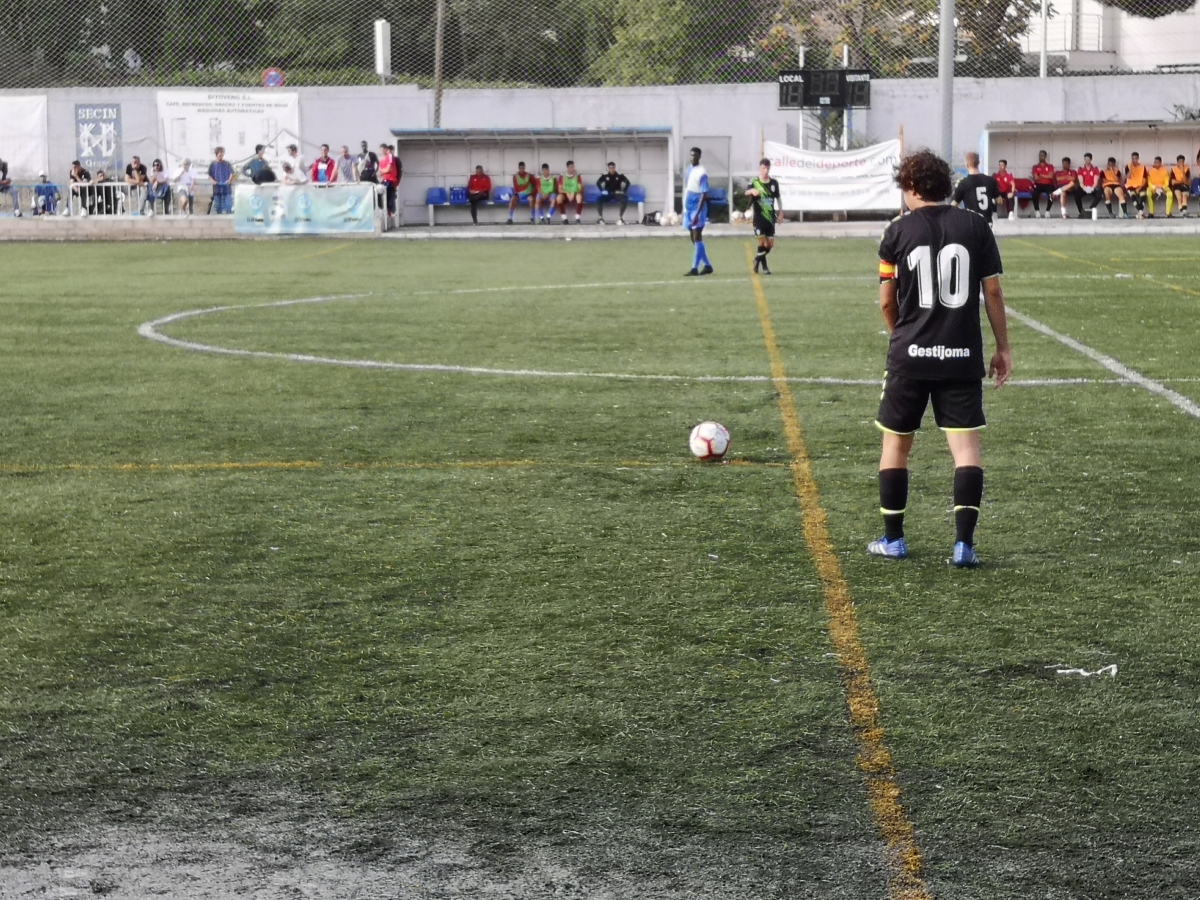 Álvaro del Val (Rayo Majadahonda), preparado para sacar una falta