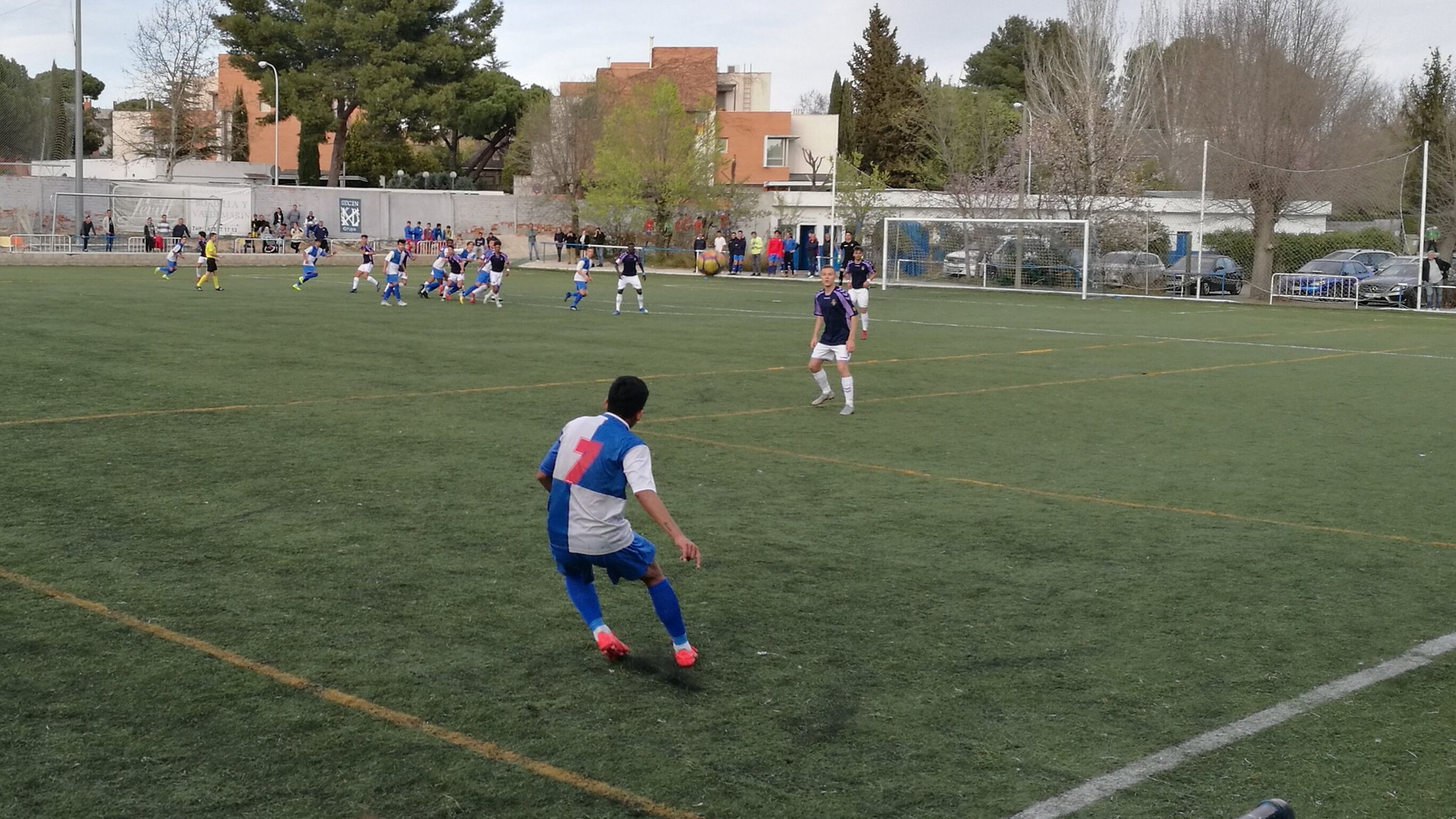 Fernando Rodríguez (Aravaca) cuelga un balón al área del Valladolid
